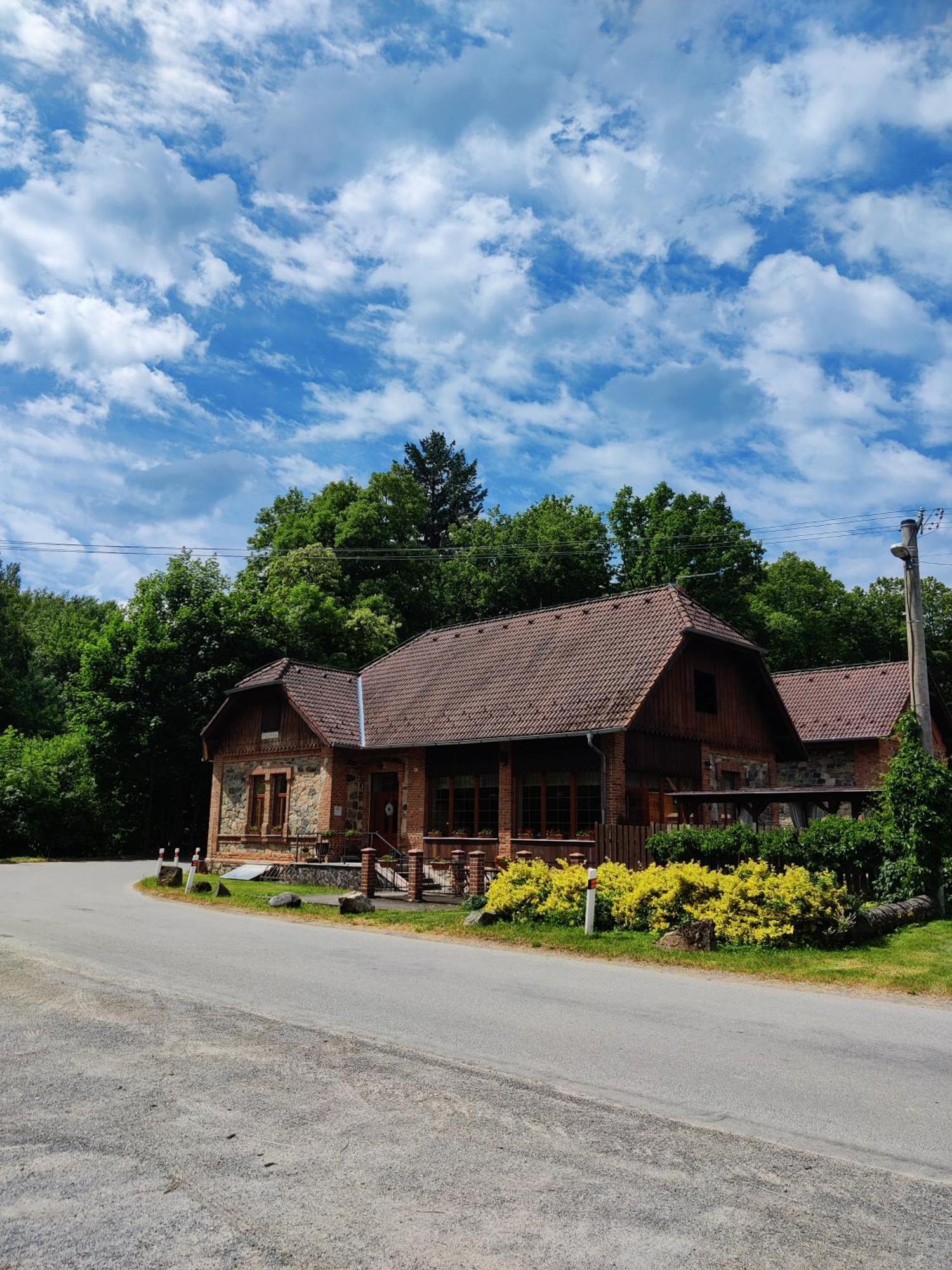 Penzion Pacovka Hotel Chynov Buitenkant foto